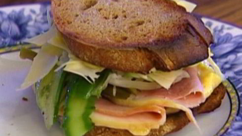 сэндвич с ветчиной, соленьями и сыром