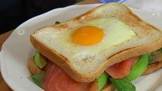 Сэндвич с яйцом, семгой и авокадо