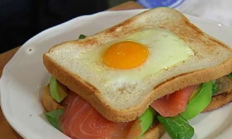 Рецепт сэндвича с яйцом, семгой и авокадо