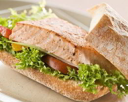 Сэндвичи с лососем на гриле, рукколой, помидорами и кремом из авокадо