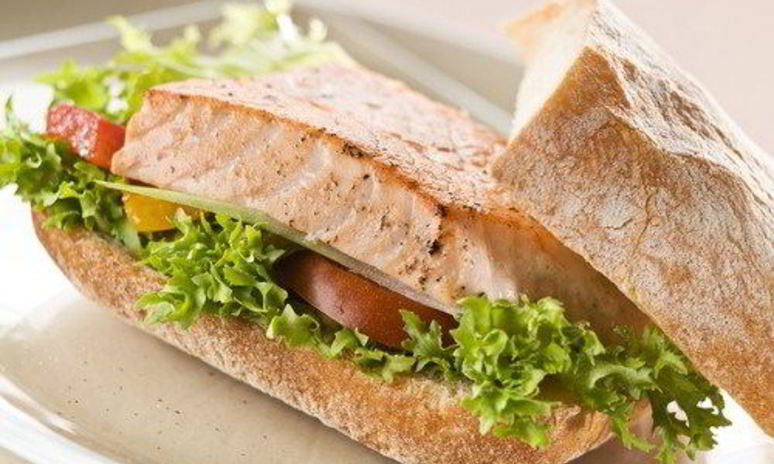 Рецепт сэндвичей с лососем на гриле, рукколой, помидорами и кремом из авокадо