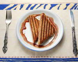 Сырные сэндвичи с карамелизованными яблоками на гриле