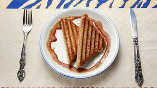 Сырные сэндвичи с карамелизованными яблоками на гриле