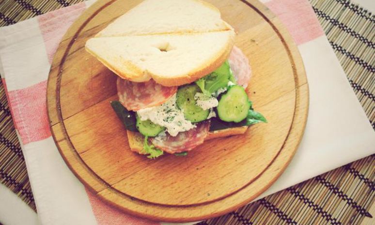 Рецепт утреннего сэндвича с огурцом, салями и фетой