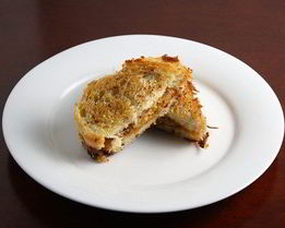 Жареные сэндвичи с беконом и грушей