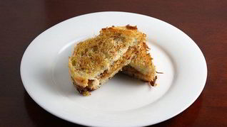 Жареные сэндвичи с беконом и грушей