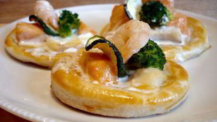 Рыбные тарталетки из слоеного теста