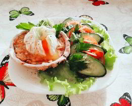 Ржаные тарталетки с паштетом из тунца и яйцом пашот