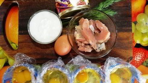 ржаные тарталетки с паштетом из тунца и яйцом пашот