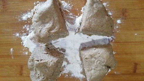 ржаные тарталетки с паштетом из тунца и яйцом пашот