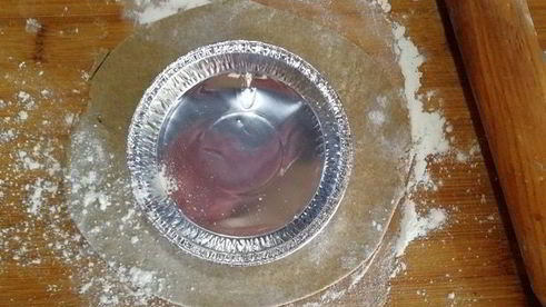 ржаные тарталетки с паштетом из тунца и яйцом пашот