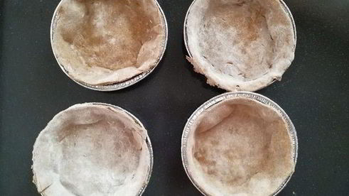 ржаные тарталетки с паштетом из тунца и яйцом пашот