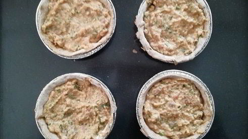 ржаные тарталетки с паштетом из тунца и яйцом пашот