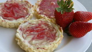 Тарталетки с белым шоколадом и клубникой