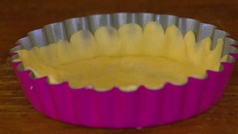 тарталетки с белым шоколадом и клубникой