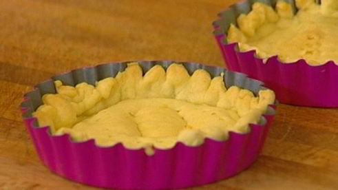 тарталетки с белым шоколадом и клубникой