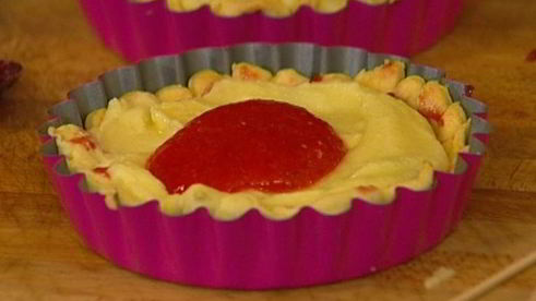 тарталетки с белым шоколадом и клубникой