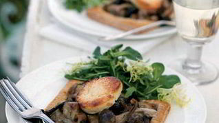 Тарталетки с грибами, козьим сыром и эстрагоном