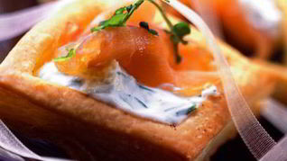 Тарталетки с копченым лососем