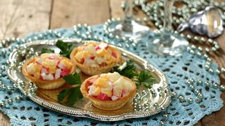 Тарталетки с крабовыми палочками и сыром