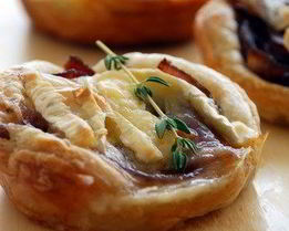 Тарталетки с красным луком и сыром