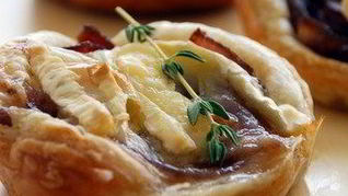 Тарталетки с красным луком и сыром