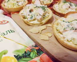 Тарталетки с курицей и ананасом