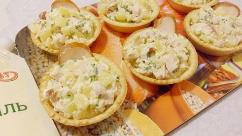 тарталетки с курицей и ананасом
