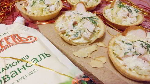 тарталетки с курицей и ананасом