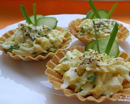 Тарталетки с курицей и огурцом