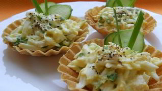 Тарталетки с курицей и огурцом