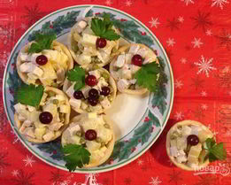 Тарталетки с начинкой из курицы с ананасом