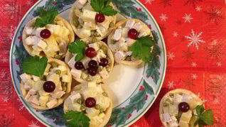 Тарталетки с начинкой из курицы с ананасом