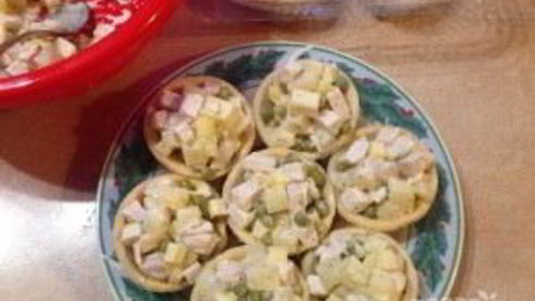 тарталетки с начинкой из курицы с ананасом
