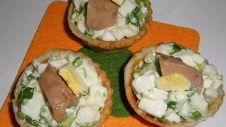 Тарталетки с печенью трески и яйцом, зеленым луком и укропом
