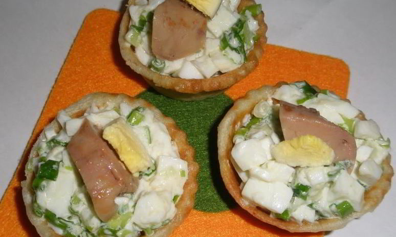 Рецепт тарталеток с печенью трески и яйцом, зеленым луком и укропом