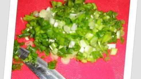 тарталетки с печенью трески и яйцом, зеленым луком и укропом