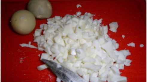 тарталетки с печенью трески и яйцом, зеленым луком и укропом