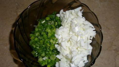 тарталетки с печенью трески и яйцом, зеленым луком и укропом