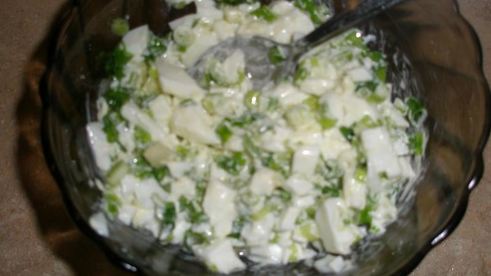 тарталетки с печенью трески и яйцом, зеленым луком и укропом