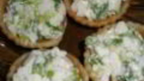 тарталетки с печенью трески и яйцом, зеленым луком и укропом