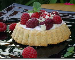 Тарталетки с творожным кремом и малиной