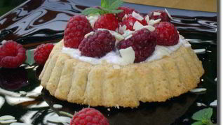 Тарталетки с творожным кремом и малиной