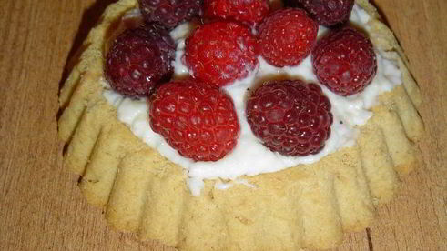 тарталетки с творожным кремом и малиной