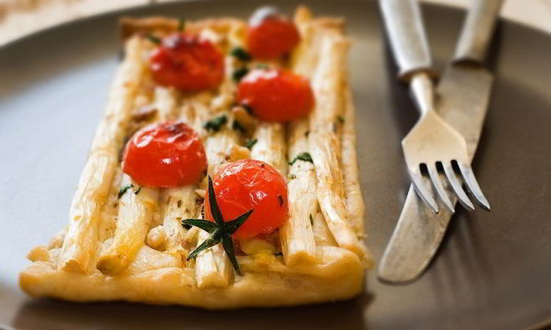 Рецепт тарталеток со спаржей, моцареллой и пармезаном