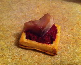 Тарталетки со свекольной начинкой и сельдью