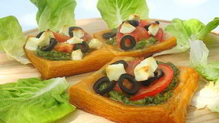 Томатные тарталетки с помидорами, фетой и соусом песто