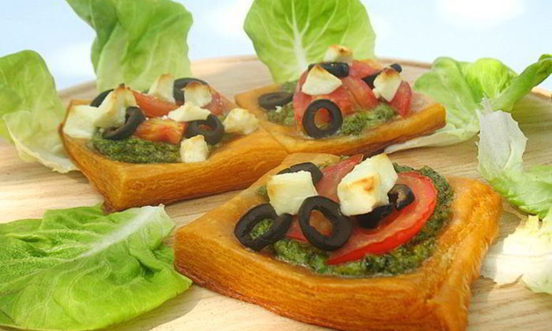 Рецепт томатных тарталеток с помидорами, фетой и соусом песто