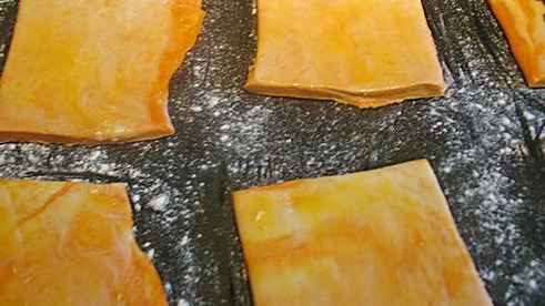 томатные тарталетки с помидорами, фетой и соусом песто