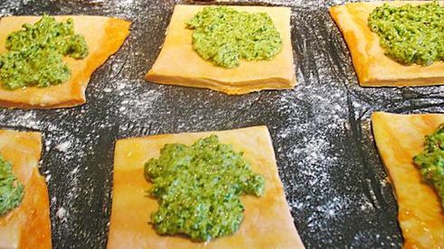 томатные тарталетки с помидорами, фетой и соусом песто